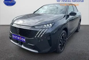 Peugeot 3008 gris titane en 3/4 avant droit, avec calandre noire et feux LED distinctifs.