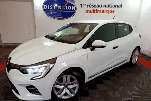 Renault Clio Business blanc vue 3/4 avant droit, phares LED allumés, jantes alliage et rétroviseurs blancs.