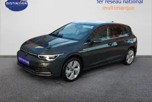 Volkswagen Golf 1.5 TSI 130ch Style gris Urano vue 3/4 avant droit avec jantes alliage et phares allumés.