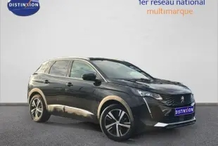 Peugeot 3008 noir vue 3/4 avant droit, mettant en valeur sa calandre distinctive et ses jantes modernes.