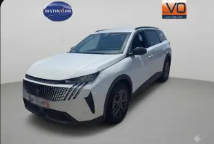Peugeot 5008 Hybrid blanc en 3/4 avant droit, avec calandre distinctive et jantes foncées, sur fond neutre en studio.