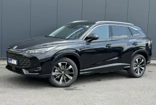 MG Motor EHS 1.5 Hybrid+ 224 Luxury noir métallisé en 3/4 avant droit avec jantes alliage 19 pouces.