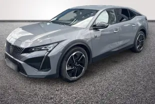 Peugeot 408 Hybrid gris clair vue 3/4 avant droit, avec calandre distinctive et jantes noires stylisées.