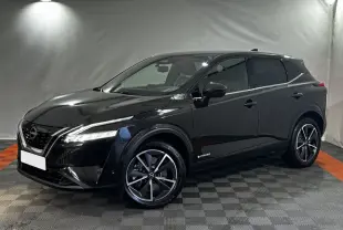 Nissan Qashqai e-Power noir en 3/4 avant droit, avec jantes alliage et phares LED allumés dans un studio.