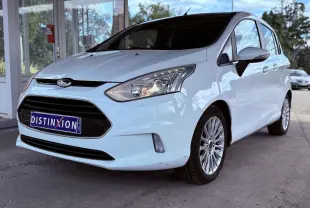 Ford B-MAX blanc en vue 3/4 avant droit, avec calandre noire et jantes alliage visibles.