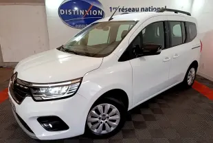 Vue 3/4 avant d'un Renault Kangoo blanc 2022 version Équilibre, avec feux LED et rétroviseurs noirs.