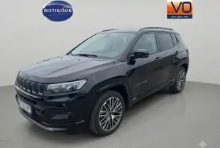 Jeep Compass noir vue 3/4 avant droit avec jantes alliage 19 pouces et barres de toit visibles.