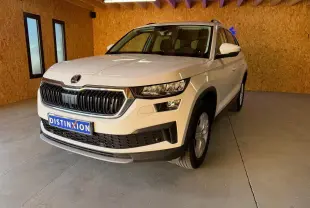 Vue 3/4 avant droite d'un Skoda Kodiaq blanc 2023 avec calandre noire et jantes alliage visibles.