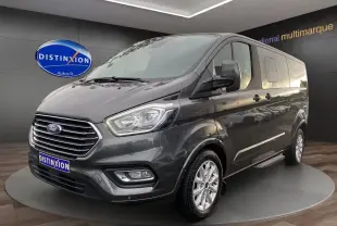 Ford Tourneo Custom gris magnetic vu en 3/4 avant droit, avec jantes alliage et porte latérale coulissante.