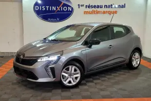 Renault Clio Evolution Blue dCi 100 gris foncé vue 3/4 avant droit avec feux LED allumés en intérieur showroom.