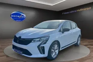 Renault Clio Evolution Blue dCi 100 blanche vue en 3/4 avant droit, avec phares LED et calandre noire distinctive.