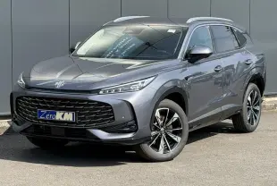 Vue 3/4 avant droite du MG Motor EHS 1.5 Hybrid+ 224 Luxury gris métallisé avec jantes alliage 19 pouces.