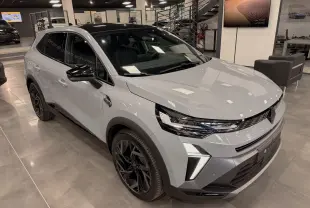 Vue 3/4 avant droit du Renault SYMBIOZ E-Tech gris Rafale, avec jantes noires et détails noirs contrastants.