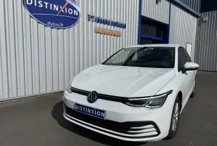 Volkswagen Golf 1.0 TSI 110 Life blanche vue 3/4 avant, avec phares LED et calandre noire brillante.