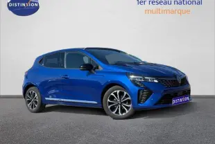 Renault Clio 2025 Bleu Iron en vue 3/4 avant droit, avec jantes alliage et calandre au design moderne.