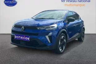 Renault Captur 2025 bleu iron en 3/4 avant droit, avec jantes alu et feux LED distinctifs.