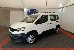 Peugeot Rifter blanc en 3/4 avant droit, avec protections noires sur les bas de caisse et jantes argentées.