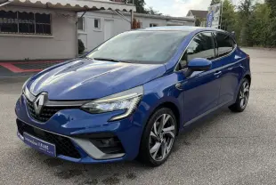 Renault Clio RS Line TCe 140 bleu vue 3/4 avant droit, avec phares LED et jantes alliage distinctives.