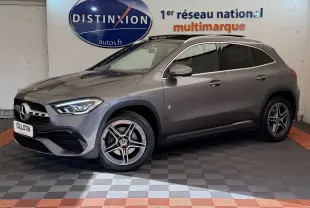 Mercedes GLA 250 e AMG Line gris clair en vue 3/4 avant droit, avec jantes étoile et toit ouvrant noir.