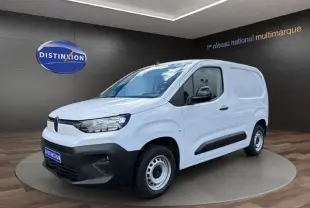 Vue 3/4 avant droite d’un utilitaire Citroën Berlingo blanc avec pare-chocs noir et jantes acier simples.