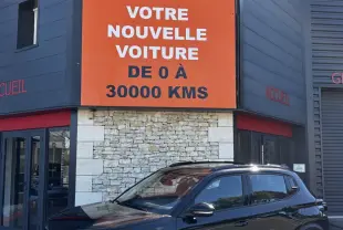 Citroën C3 Turbo 100 BVM6 noir vue 3/4 avant droit, avec jantes distinctives et toit noir brillant.