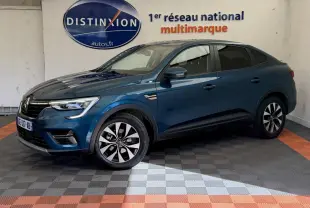 Renault Arkana Business E-TECH bleu en 3/4 avant droit, avec jantes alliage et feux LED distinctifs.