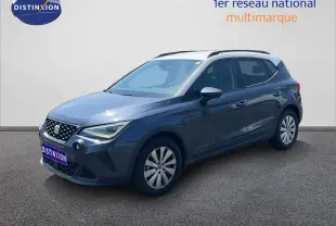 SEAT Arona gris Magnetic Metal avec toit blanc, vue 3/4 avant droit sur fond neutre.