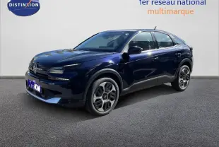 Citroën C4 Hybrid 145ch bleu éclipse métal en 3/4 avant droit, avec jantes distinctives et calandre moderne.