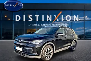 Volkswagen Tiguan 1.5 eTSI 150 Life noir en 3/4 avant droit devant showroom Distinxion.