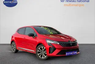 Renault Clio 1.0 TCe 90ch Techno rouge flamme vue 3/4 avant droit avec jantes alliage et calandre noire distinctive.