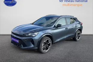 Vue 3/4 avant d'un CUPRA Formentor gris magnétique avec jantes noires et détails chromés sur fond neutre.