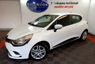 Renault Clio Zen Energy dCi 75 blanc vue 3/4 avant droit en intérieur avec jantes alliage et feux LED.
