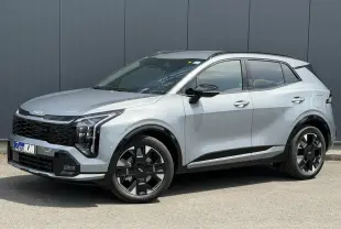 KIA SPORTAGE gris lunaire en vue 3/4 avant droit, avec jantes alliage noires et toit noir contrasté.