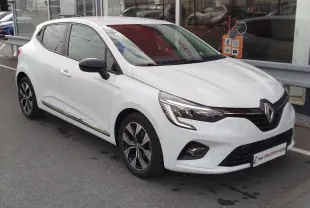Renault Clio blanc glacier vue 3/4 avant droit, avec jantes alliage et feux LED distinctifs.