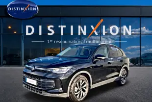 Volkswagen Tiguan 2025 noir en 3/4 avant droit, avec jantes spécifiques et calandre moderne devant showroom Distinxion.