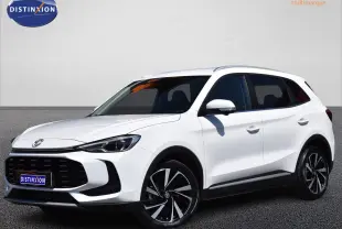 MG ZS 2026 blanc en 3/4 avant droit avec jantes alliage 18 pouces et calandre noire distinctive.