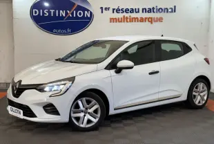 Renault Clio Business blanche vue de profil droit en intérieur, avec feux LED allumés et jantes alliage.