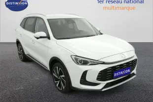 MG ZS 1.5 L Hybrid+ blanc Dover White vu en 3/4 avant droit avec jantes alliage 18 pouces et calandre noire.