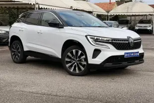 Renault Austral E-Tech 200 blanc nacré avec toit noir, vue 3/4 avant mettant en valeur ses jantes et calandre moderne.