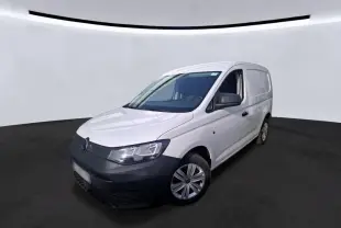Vue 3/4 avant droite d’un Volkswagen Caddy blanc 2022, fourgon utilitaire avec pare-chocs avant noir mat.