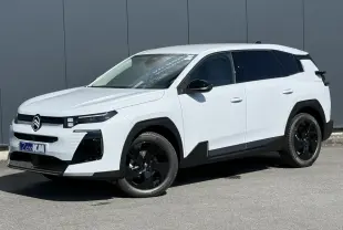 Citroën C5 Aircross blanc Okénite en 3/4 avant droit avec jantes noires et détails noirs contrastants.