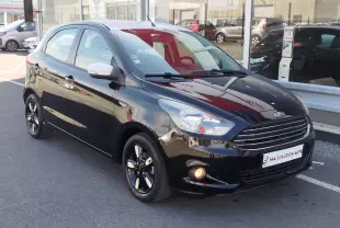 Ford KA+ 2020 vue 3/4 avant droit, noir Shadow avec toit blanc et jantes noires bicolores.