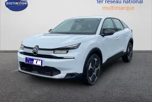 Citroën C4 PureTech blanc métal en 3/4 avant droit avec phares LED et jantes distinctives.