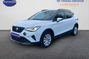 SEAT Arona blanc avec toit gris, vue 3/4 avant droit, feux LED allumés sur fond neutre.