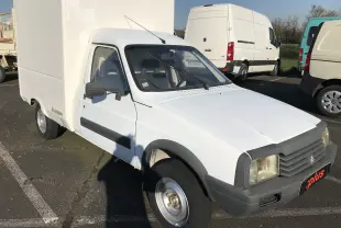 Vue 3/4 avant gauche d'un utilitaire Citroën C15 Isotherm blanc de 1997 avec caisse frigorifique sur parking.