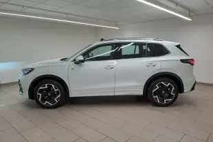 Vue de profil côté gauche du Volkswagen Tiguan blanc pur 2025, finition R-Line avec jantes distinctives noires et argentées.