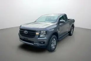 Ford Ranger gris carbone en 3/4 avant droit avec marchepieds latéraux et calandre noire distinctive.