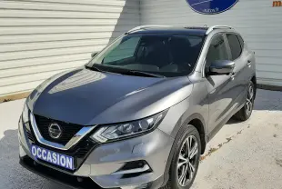 Vue 3/4 avant droit d'un Nissan Qashqai marron métal 2018 avec jantes alliage et calandre noire brillante.