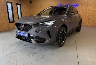 Vue 3/4 avant droit d'une CUPRA Formentor gris métallisé 2023 avec calandre noire et jantes noires en alliage.