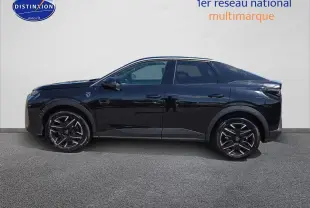Vue de profil côté gauche d’un Peugeot 3008 noir 2025 avec jantes alliage et lignes modernes distinctives.